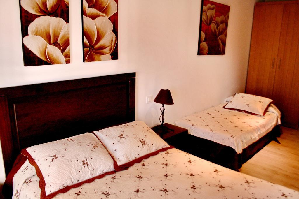 Apartamentos Turisticos Mirayuste Guadalupe  Luaran gambar